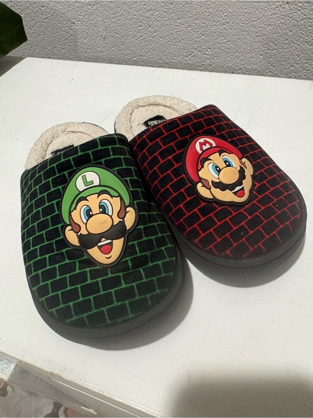 Nintendo Mario & Luigi Kids Slippers - Red and Green Brick Pattern